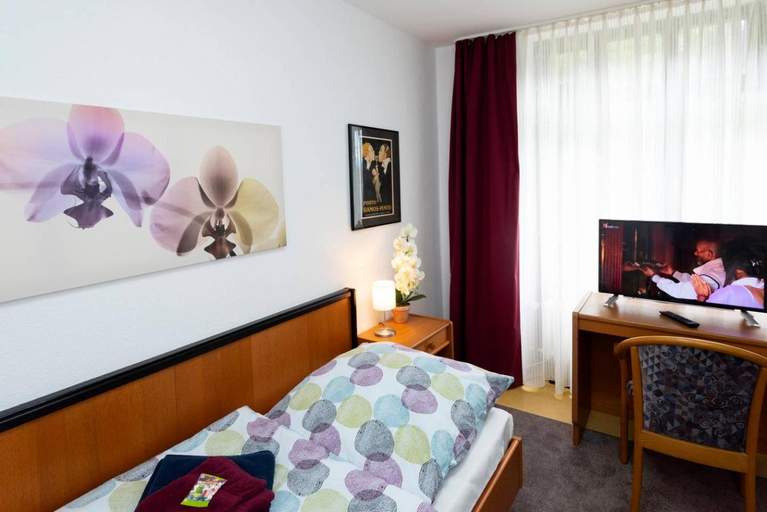Others 4, Morgentau Appartement, Bergstraße