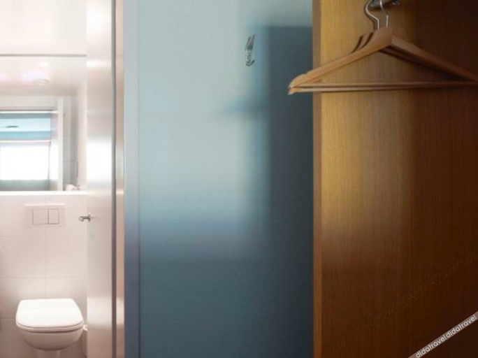 Bathroom 3, ホテル マルタ - 1950年代 アーキテクチャー イン チューリッヒズ バイブレント オールドタウン, ニア メイン ステーション, Zürich