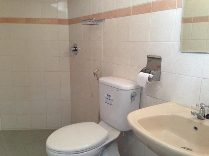 Bathroom 4, Enny's Guest House, Malang