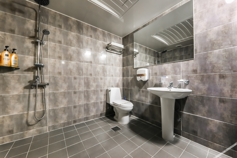 Bathroom 2, Asan D-Day, Asan