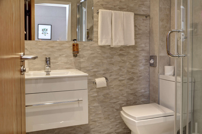 Bathroom 4, Best Western Buckingham Palace Rd, London