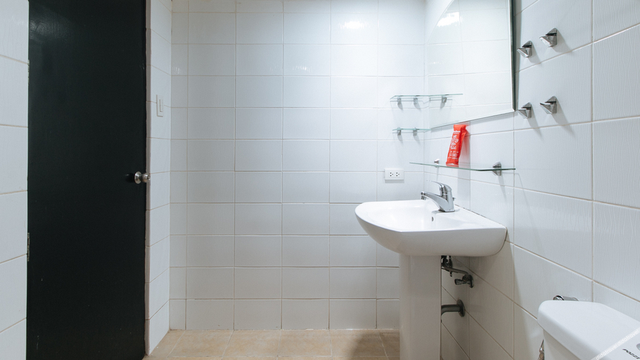 Bathroom 3, RedDoorz Plus @ Papa Tasie Camotes, San Francisco