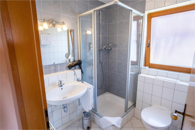Bathroom 4, Wohlfuhlhotel Sonnengarten, Bodenseekreis