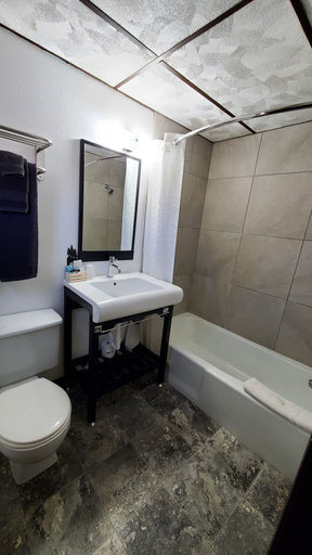 Bathroom, The Carter inn, Washakie