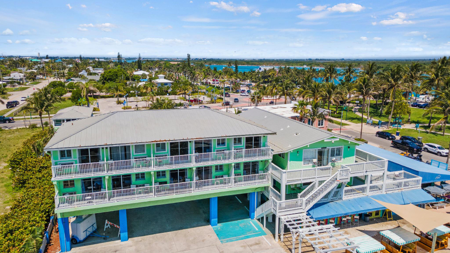 Exterior & Views 1, Oceanfront Inn, Saint Lucie