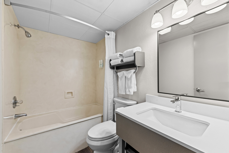 Bedroom 3, Quality Inn & Suites at Dollywood Lane, Sevier