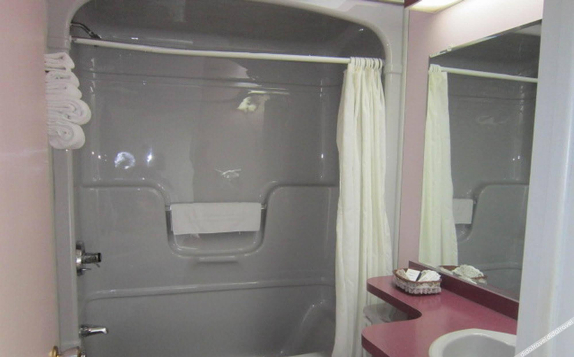 Bathroom, Travelodge by Wyndham Grand Falls, Madawaska