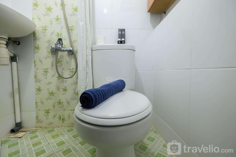 Bathroom 3, Cozy Stay 2BR @Green Pramuka Apartment By Travelio, Central Jakarta