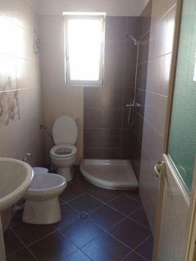 2, Villa Xhelalit large ensuite rooms, Durrësit