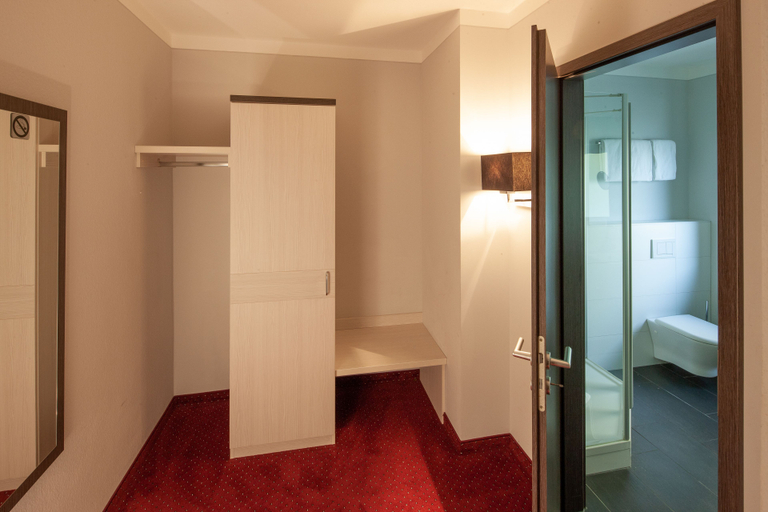 Bedroom 4, Bergers Airporthotel Memmingen, Unterallgäu