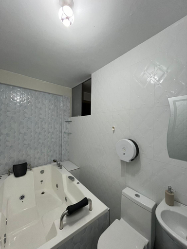 Bathroom 3, Los Kristales, Leoncio Prado
