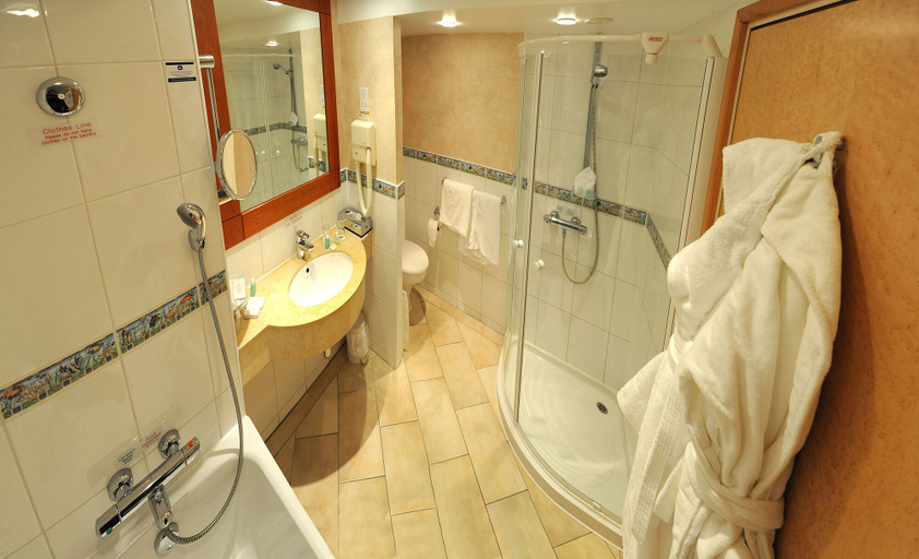 Bathroom 4, Blunsdon House Hotel, Swindon