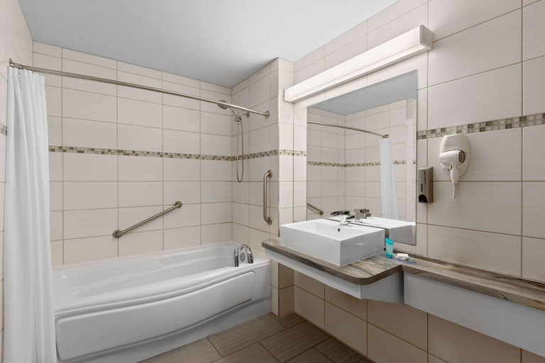 Bathroom 4, Travelodge by Wyndham Roberval, Le Domaine-du-Roy