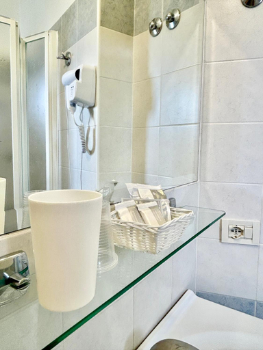 Bathroom 3, Hotel Pacific, Rimini