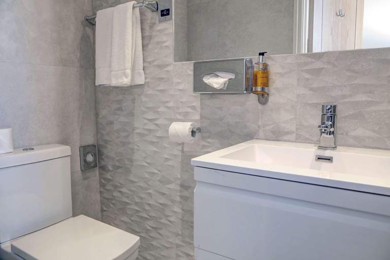 Bathroom 4, Best Western Buckingham Palace Rd, London