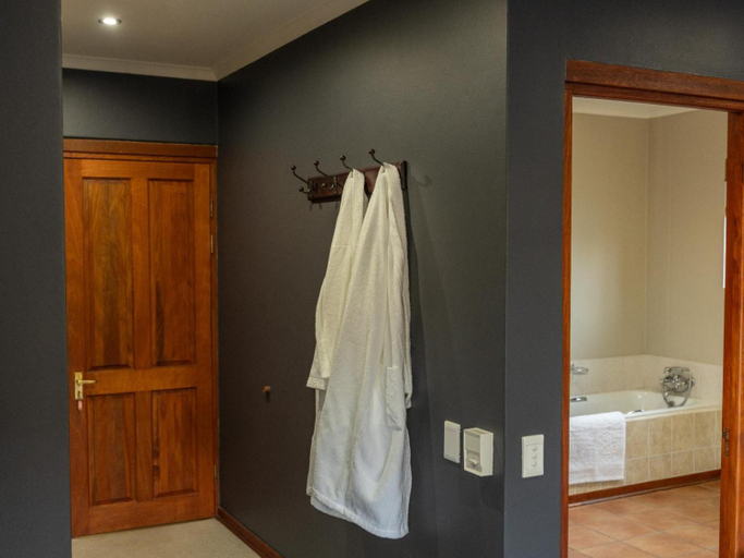 Bathroom 2, Serenity Lodge, Thabo Mofutsanyane