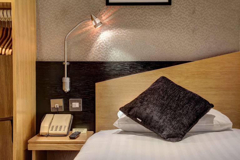 Bedroom 3, Best Western Buckingham Palace Rd, London