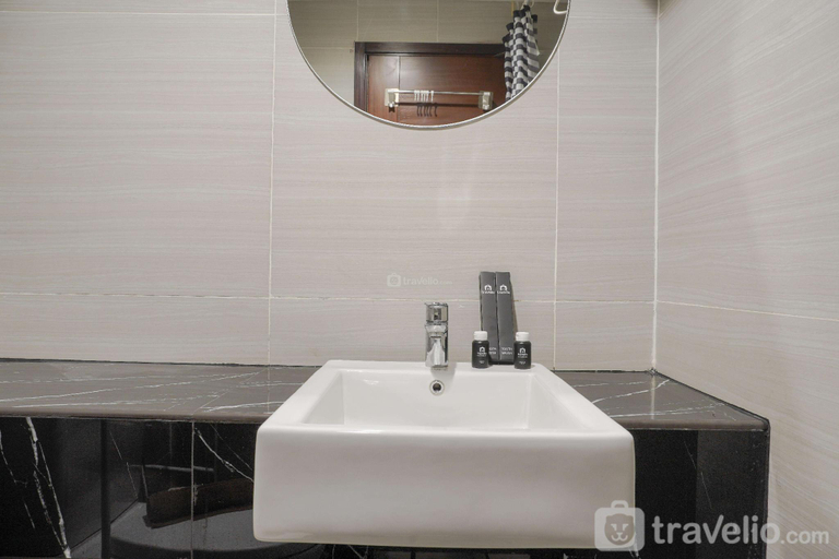 Bathroom 2, Comfort Warm Studio Room at West Vista By Travelio, West Jakarta