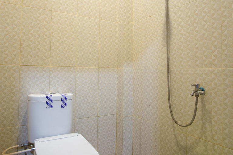Bathroom, RedDoorz near Taman Kota Ternate, Ternate