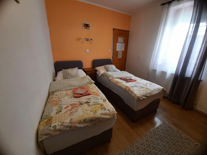 Others 5, Kis Rigo vendeghaz, Salgótarján