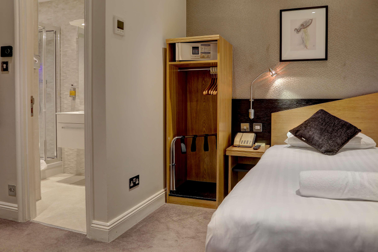 Bedroom 3, Best Western Buckingham Palace Rd, London