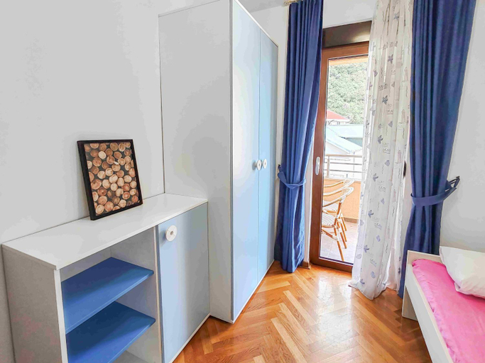 Others 5, Sunny three-bedroom apartment in Budva