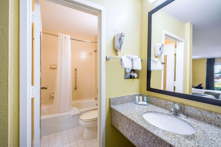 Bathroom 4, Quality Inn Fredericksburg, Central Park Area, Fredericksburg