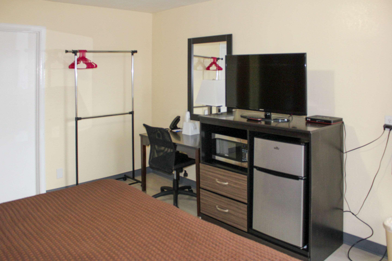 Bedroom 3, Rodeway Inn Medford South I-5, Jackson