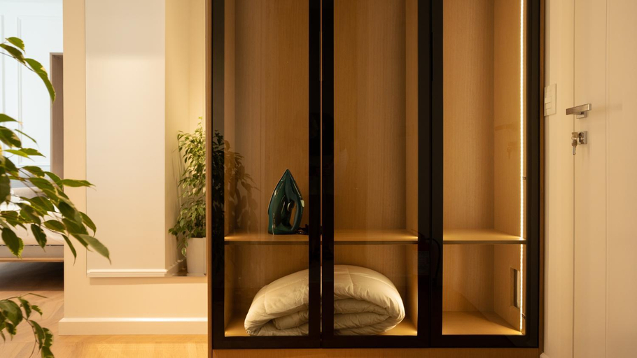Others 3, Albani's Apartment, Tiranës