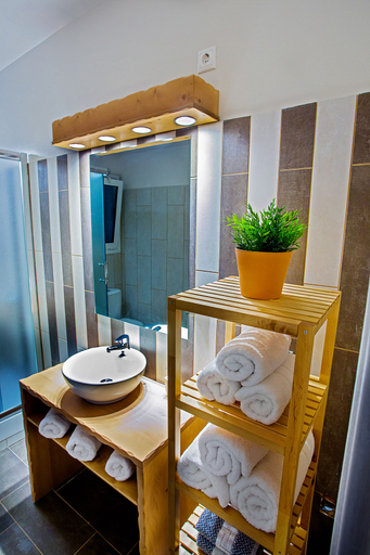 Bathroom 5, Emerald Suite, Attica