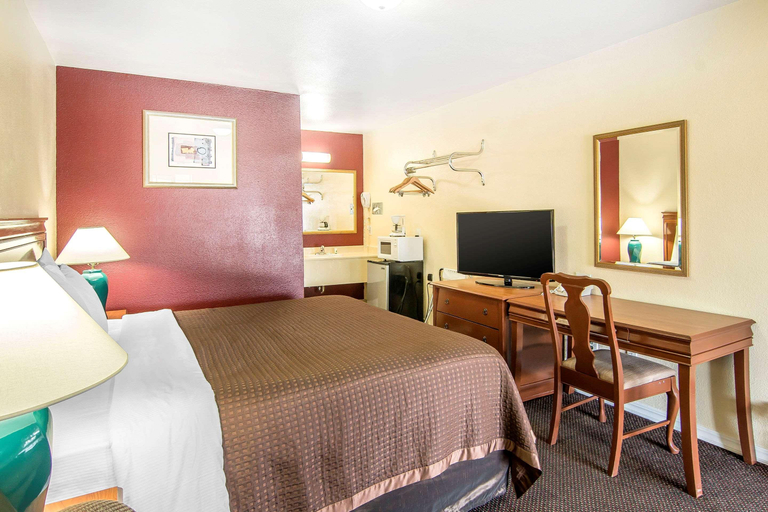 Bedroom 2, Rodeway Inn Medford South I-5, Jackson