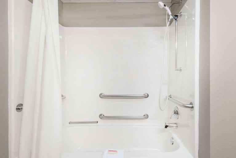 Bathroom 4, Super 8 by Wyndham Chanute, Neosho