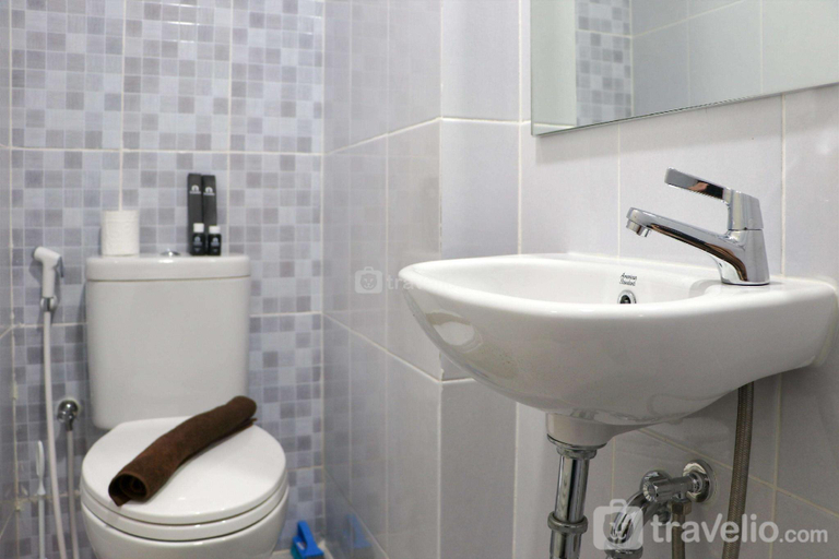 Bathroom, HomeyTidy Studio Tokyo Riverside PIK 2 By Travelio, Tangerang