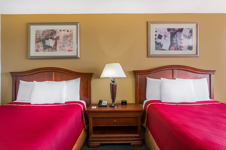 Bedroom 3, Howard Johnson Hotel & Conference Center by Wyndham Salem, Roanoke