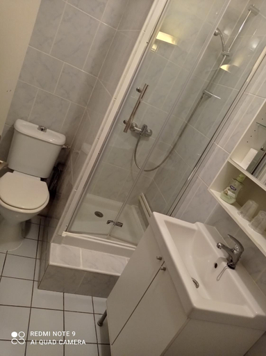 Bathroom 2, L'Estuaire, Gironde