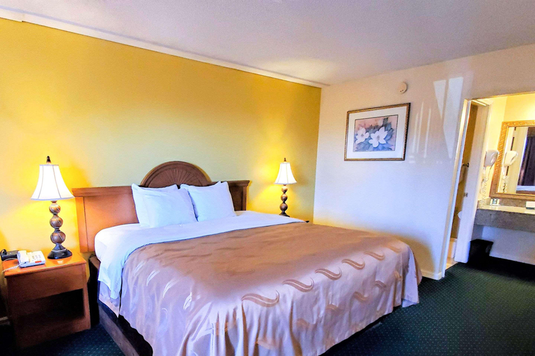 Bedroom 3, Quality Inn near Manatee Springs State Park, Levy