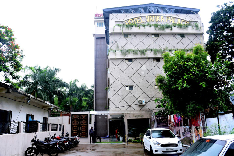 Parking lot, Hotel Vatika Palace, Hoshangabad