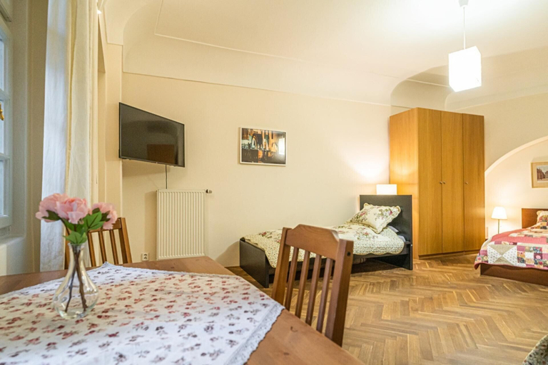 Room 3, 1 Bed Flat - Sleeps 4 - Pets - Wifi, Praha 1