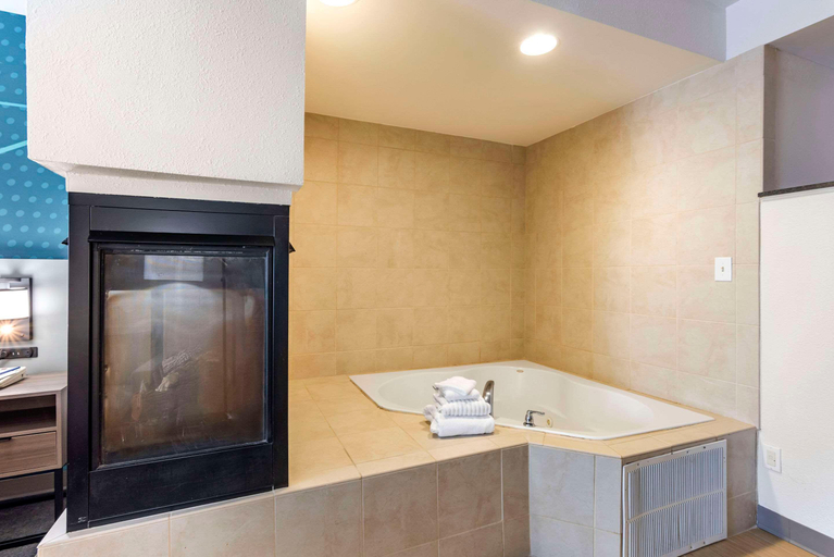 Bathroom, Comfort Suites Ocean City West, Worcester