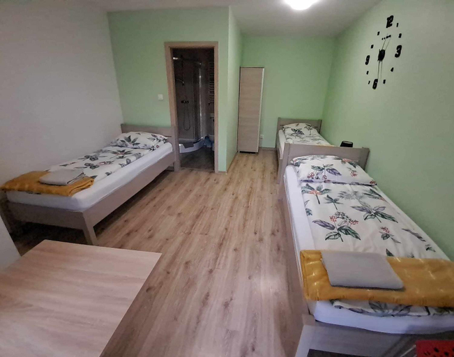 Bedroom 2, Noclegi Julia pokoje 1-3 parter Chodkiewicza sniadanie kontynentalne, Kielce City