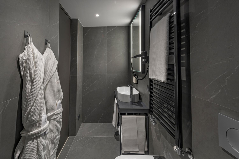 Bathroom 10