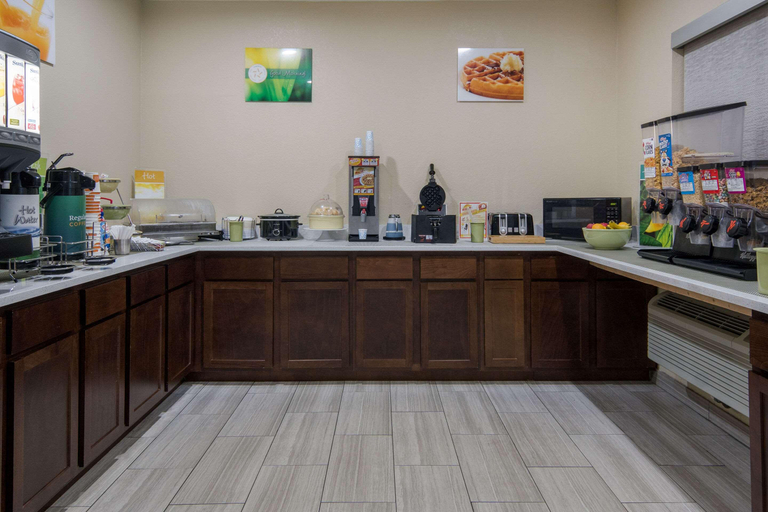 Food & Drinks 5, Quality Inn & Suites Roanoke - Fort Worth North, Denton