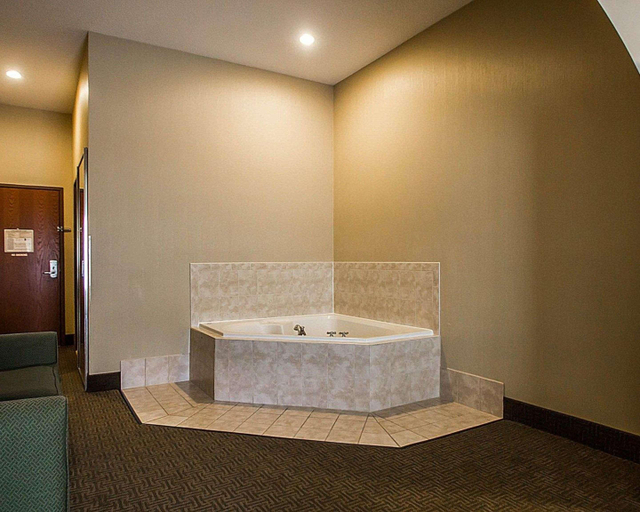 Bathroom 5, Quality Inn & Suites Fishkill South near I-84, Dutchess