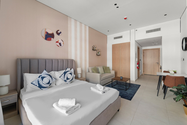Room 2, Beverly Residence - 120 Studio, Dubai