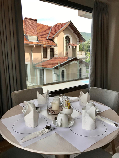 Food & Drinks 5, Emerald Suites, West Macedonia