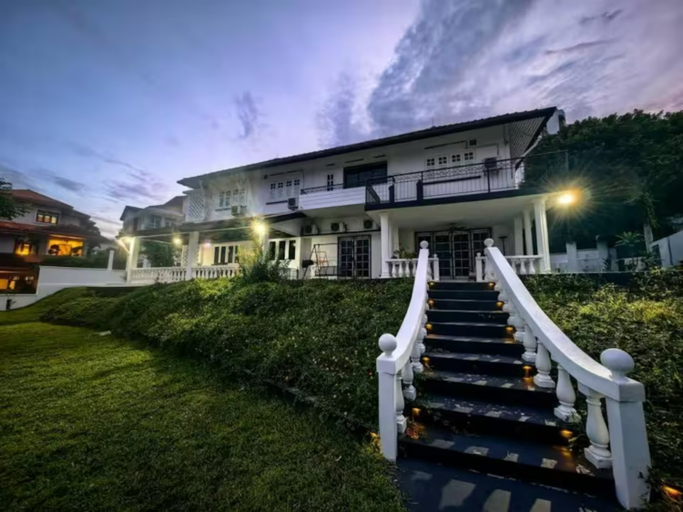 Exterior & Views