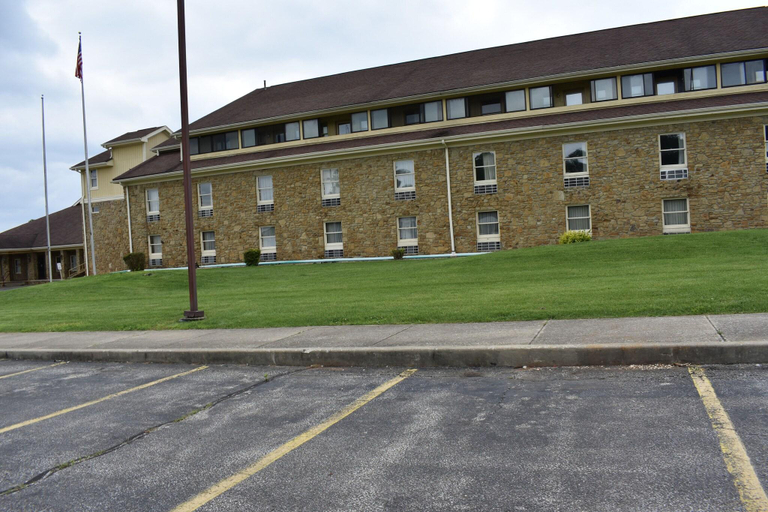 Exterior & Views 2, Quality Inn & Suites Bedford, Lawrence