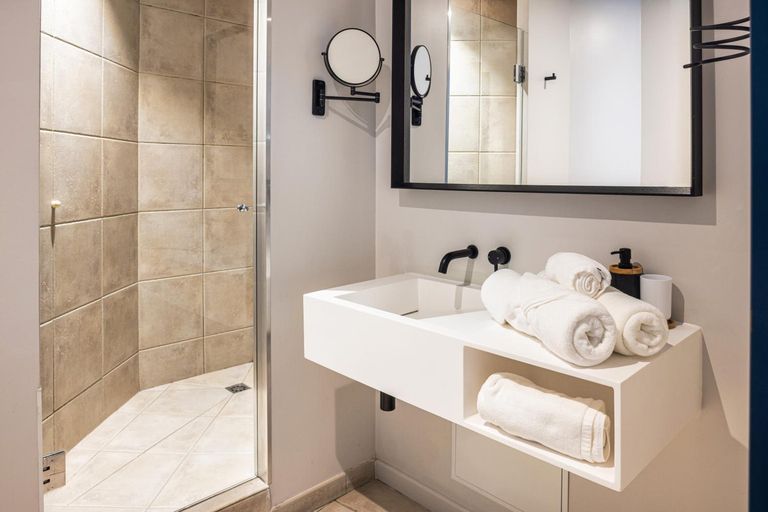 Bathroom 5, Ovyo, Haute-Garonne