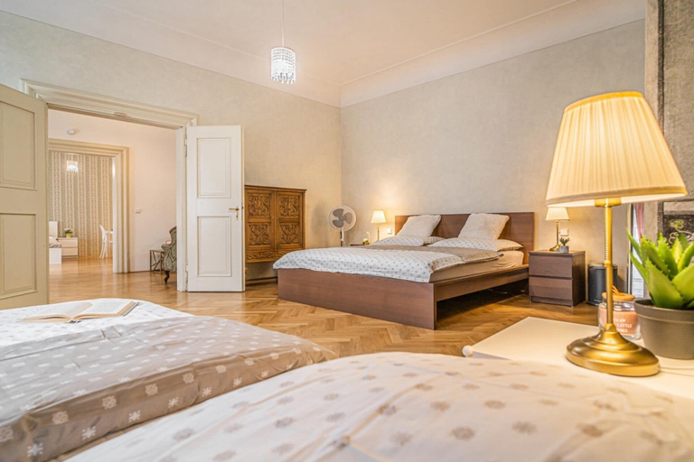 Room 2, 2 Bed Flat - Sleeps 6 - Pets - Wifi, Praha 1
