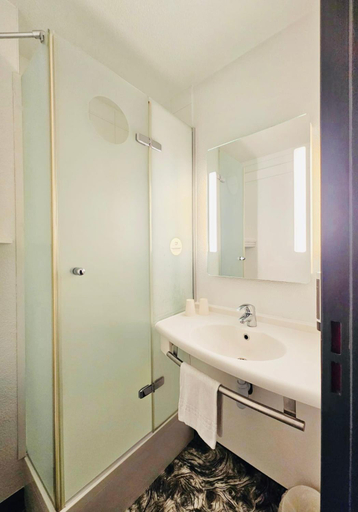 Bathroom 4, B&B HOTEL Montpellier Sud Lattes, Hérault